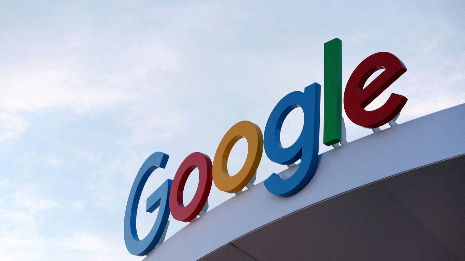 Alphabet's Stock Plummets 7%, Losing $150 Billion as Apple Introduces AI Search Features on Safari