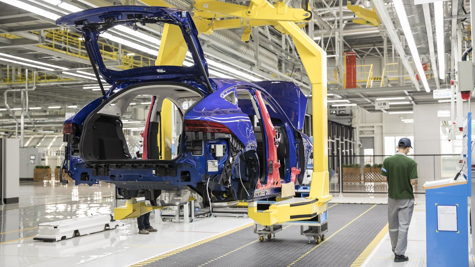 April Auto Sales Surge: SUVs Soar While Small Cars Struggle to Keep Up