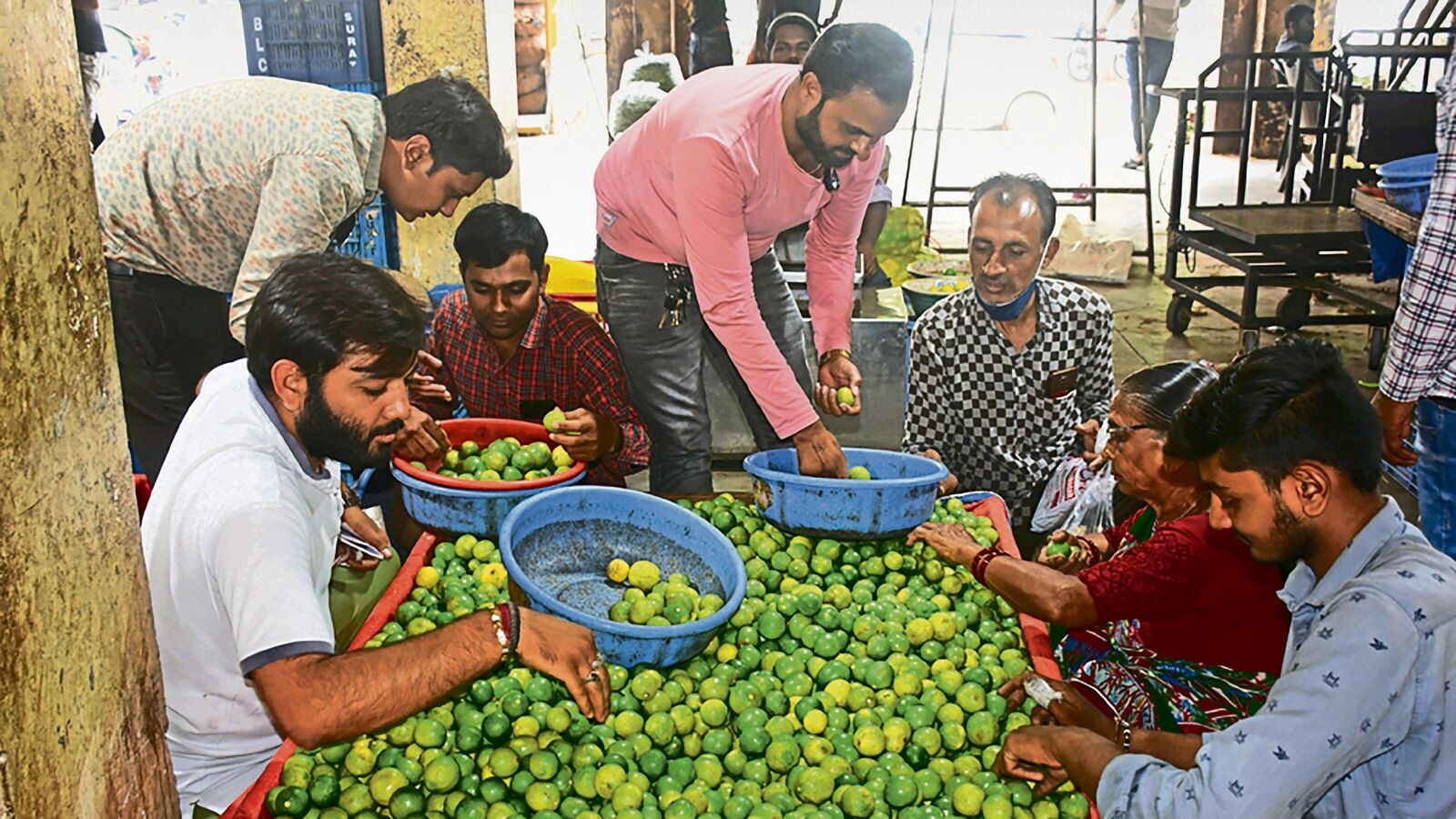 April Sees Wholesale Inflation Drop to 13-Month Low of 0.85% as Food and Fuel Prices Decline