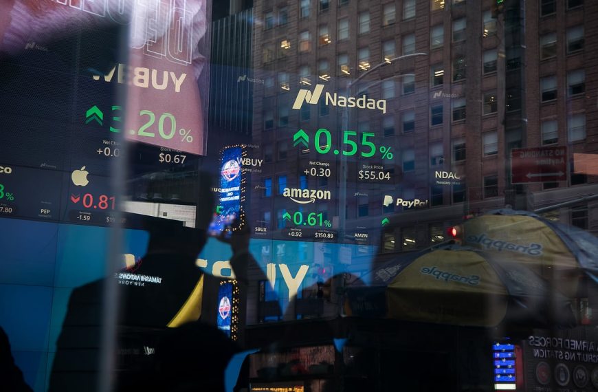 Asian Stocks Rise as US Futures Shift Amid China Trade Talks: Your Essential Market Update