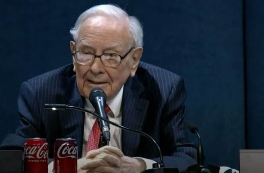 Berkshire Hathaway's Cash Reserves Soar to Record $347.7 Billion in Q1 2025 Amid Tariff Turmoil: Insights from Warren Buffett