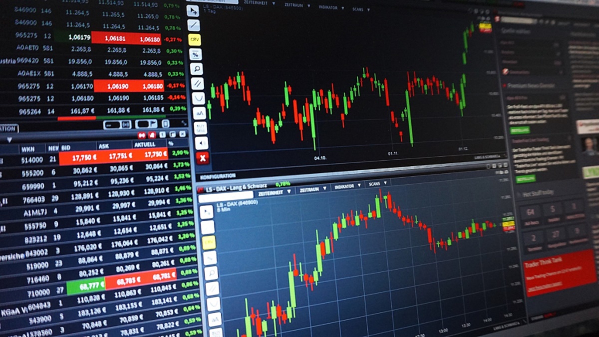 Crude Oil Prices Plummet and Dollar Weakness Propel Market Indices