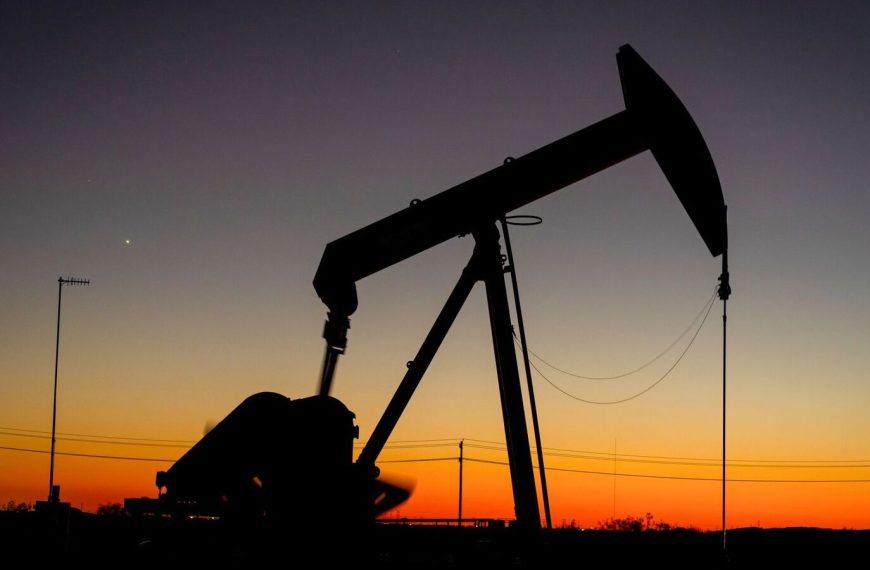 Crude Oil Sees First Weekly Surge Since April Amid US-China Trade Talks: Brent at $63, WTI Rises 4% in Just Five Days!