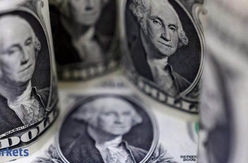 Dollar Set for Third Weekly Victory as Tariff Tensions Dwindle