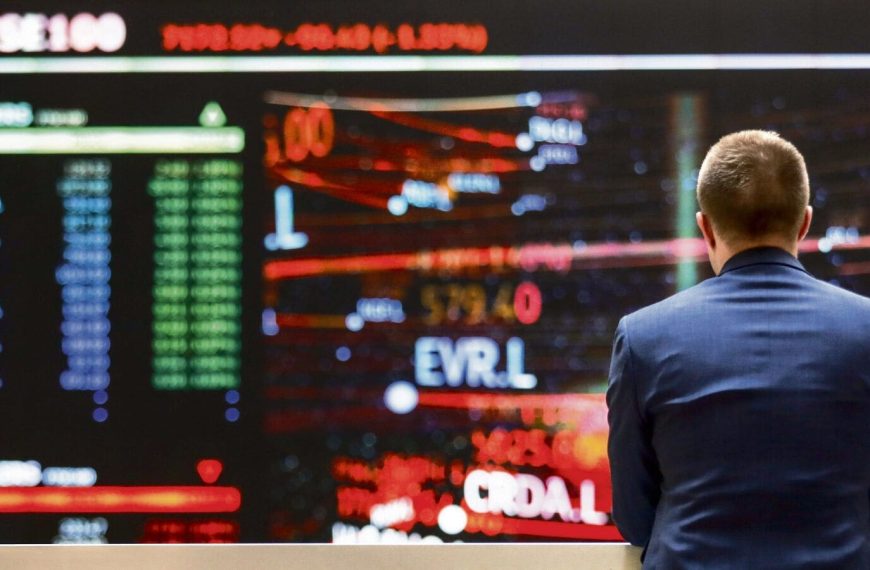 FTSE 100's Winning Streak Halted: Grim Earnings Hit Lloyds with 3% Drop