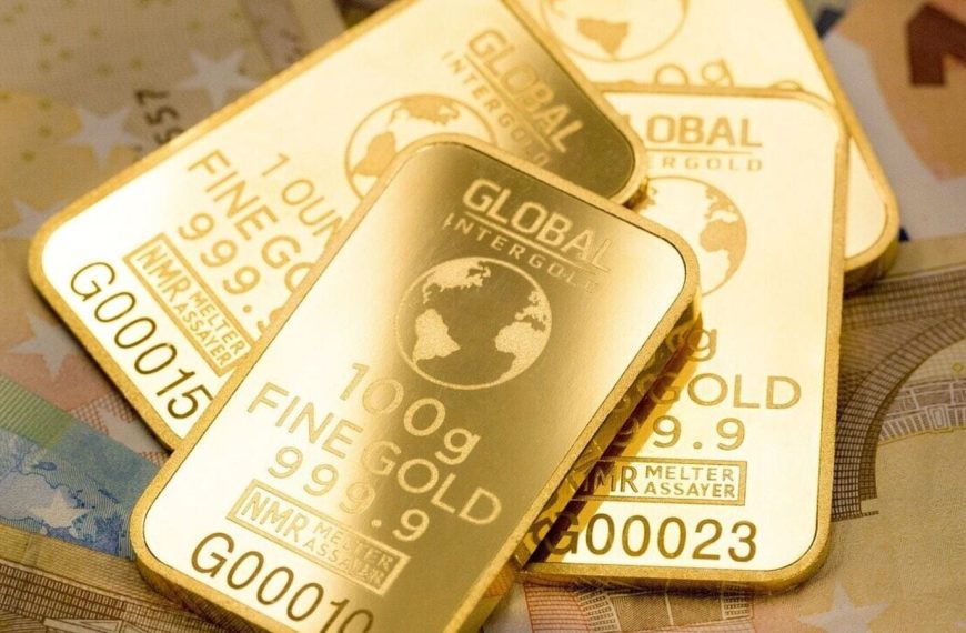 Gold Prices Dip Amid Trade Deal Optimism and Stable Dollar: Essential Insights for Investors
