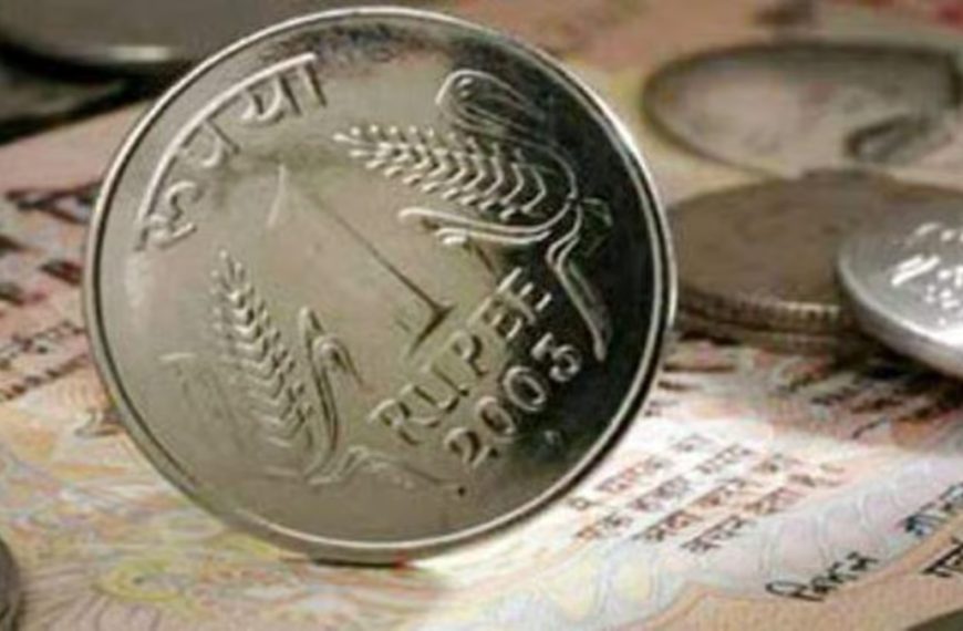 India-Pakistan Tensions Trigger Rupee's Biggest Decline in Over Two Years