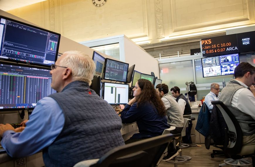 Investors Seek Clear Direction from Trump Following Turbulent April for Stock Market
