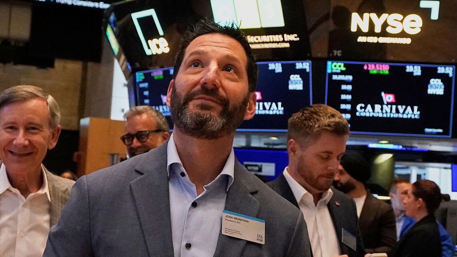 Market Update: Dow Jones Soars as S&P 500 & Nasdaq Slip Amid Renewed Trade War Fears from Trump's Tariffs