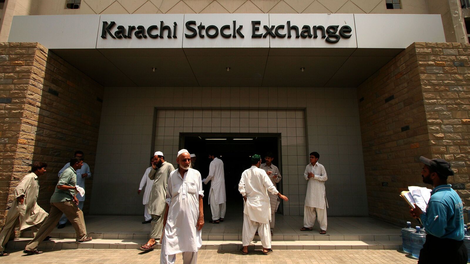 Pakistan Stock Market Surge: KSE 100 Index Rebounds After 4-Day Decline Amid India-Pakistan Tensions