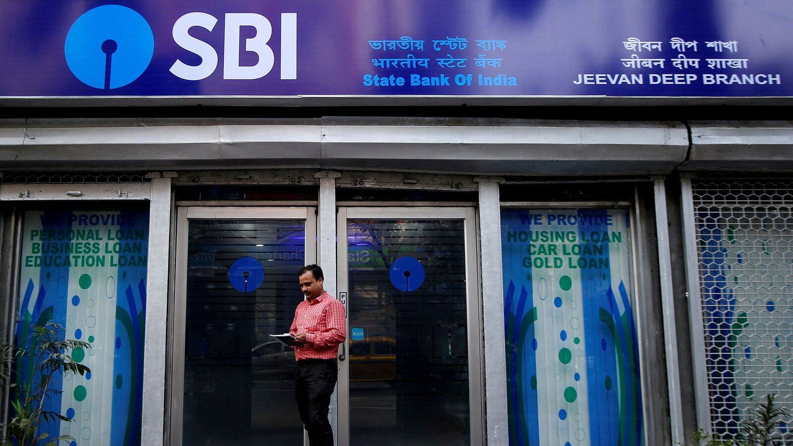 SBI Share Price Soars Ahead of Anticipated Q4 2025 Results: Is Now the Time to Invest Amidst Mixed Earnings Expectations?