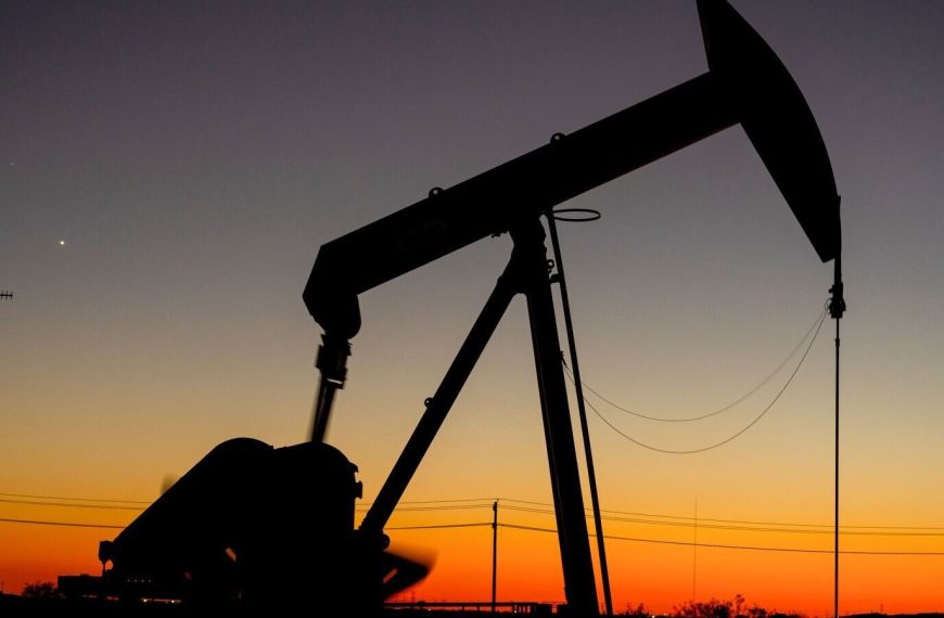 Top Stocks to Buy as Crude Oil Prices Plunge 20% YTD: RIL, IOC, and Asian Paints in Focus!
