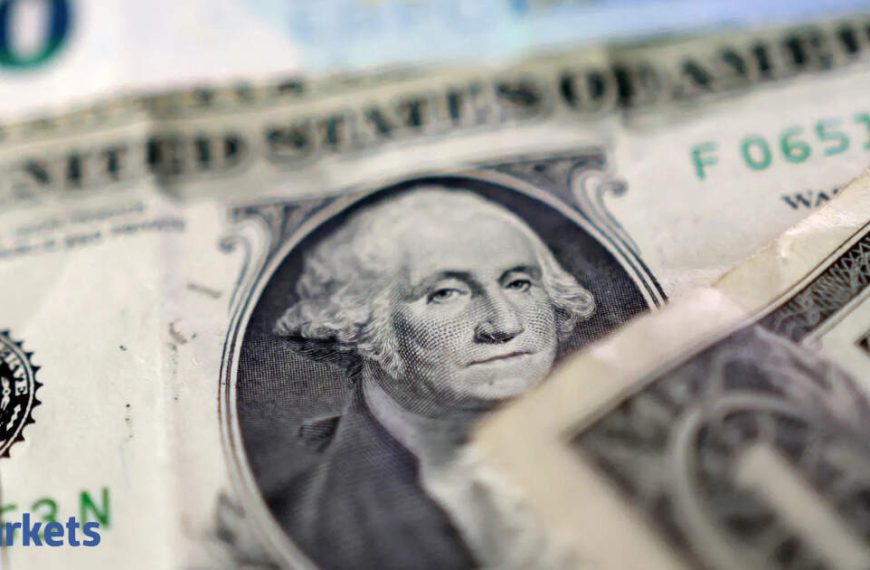US Dollar Gains Strength as Fed Signals Patience on Rate Cuts