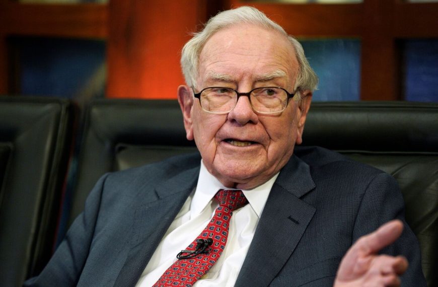 Warren Buffett Sounds Alarm: ‘Unsustainable’ Fiscal Deficit and Troubling US Dollar Could Lead to Economic Crisis