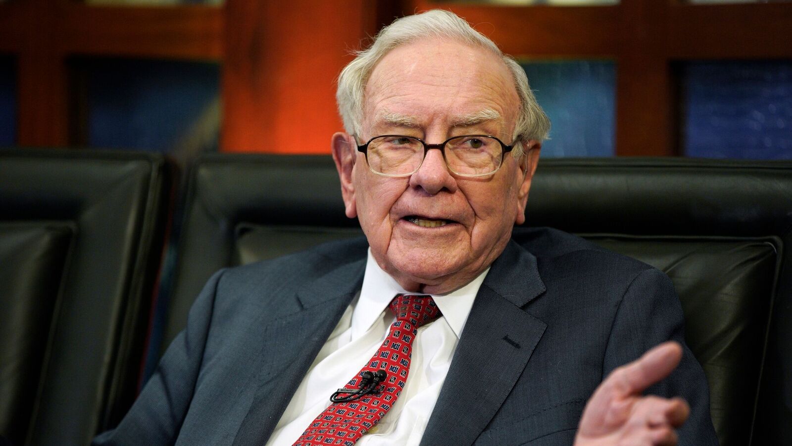 Warren Buffett Sounds Alarm: ‘Unsustainable’ Fiscal Deficit and Troubling US Dollar Could Lead to Economic Crisis