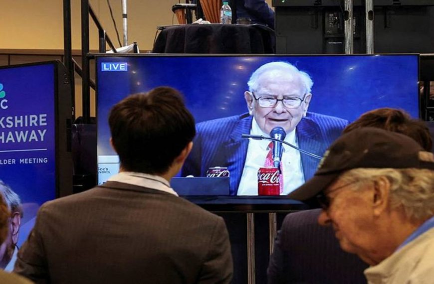 Warren Buffett's Calm Perspective: Navigating Market Chaos Amid Recessions and Crash Fears