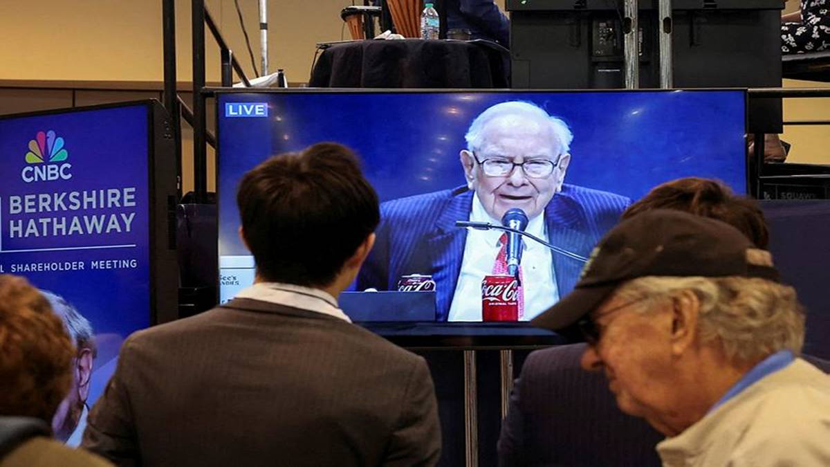 Warren Buffett's Calm Perspective: Navigating Market Chaos Amid Recessions and Crash Fears